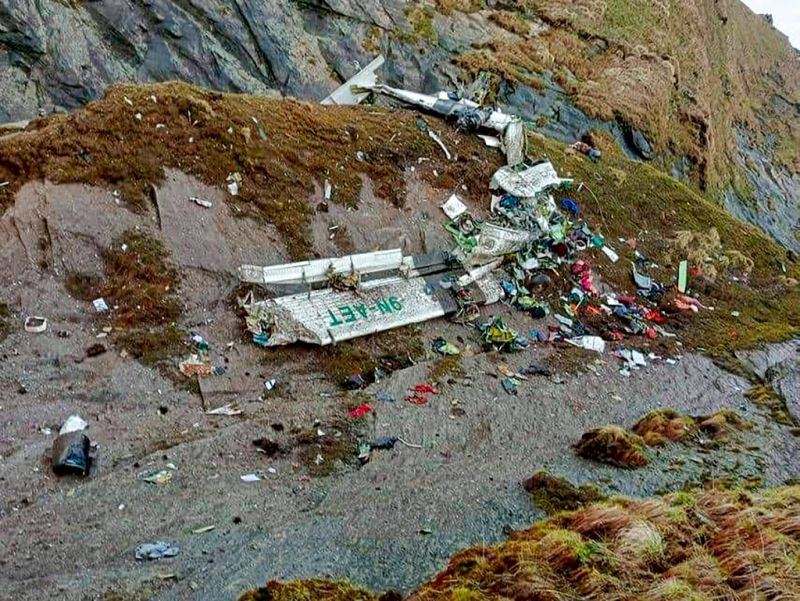 ▲尼泊爾一架載有22人的客機29日失聯，搜救人員30日在山區找到殘骸。（圖／美聯社／達志影像）