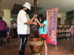 路上龍舟賽,新住民賣力表現。(圖/移民署花蓮縣服務站提供) ▲ 親子一起享受搗麻糬的樂趣。(圖/移民署花蓮縣服務站提供)
