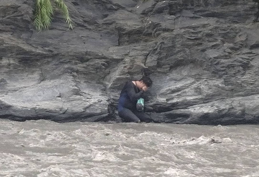 ▲一對情侶遭洪水沖走，男子事後已自行爬上岸後，但女子仍下落不明。（圖／翻攝畫面）