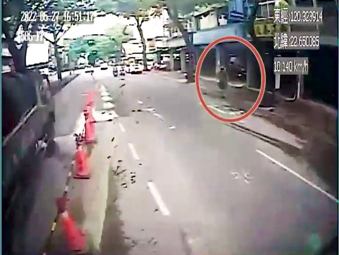 ▲「168東公車」於本月27日三民區「鼎山街口」遭投訴民眾招手過站不停情事，交通局澄清：無不理民眾招手過站不停。(圖／翻攝畫面)