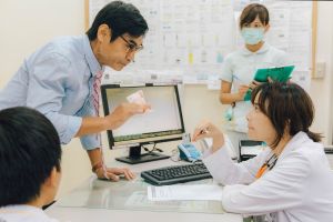 ▲蔡淑臻和夏靖庭師徒對決醫療專業知識。(圖/公共電視提供) ▲蔡淑臻和夏靖庭師徒對決醫療專業知識。(圖/公共電視提供)