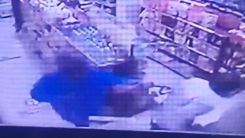 ▲超商店員遭到男子攻擊。（圖／翻攝畫面）