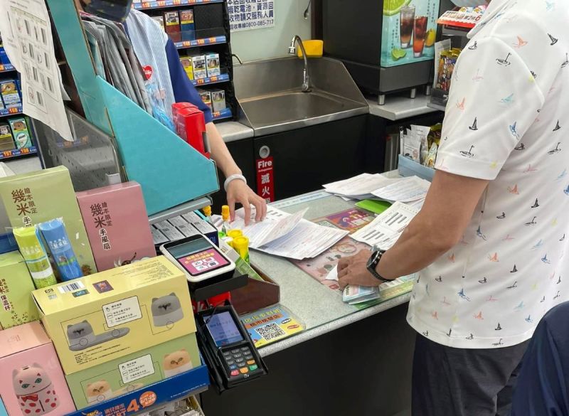 阿伯超商掏一疊帳單繳費!真相震撼5千人:台灣隱形富豪