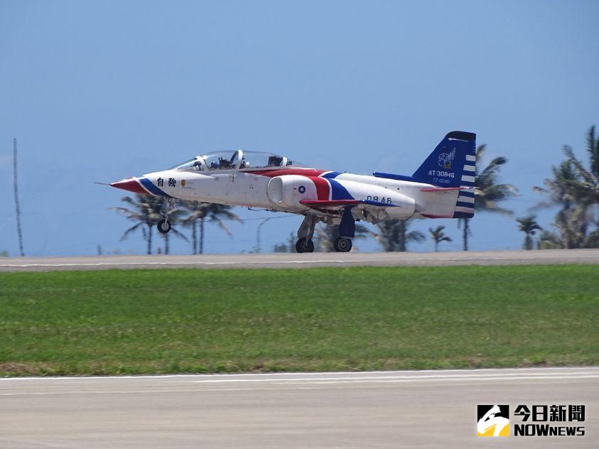 ▲AT-3教練機傳墜毀，空軍司令部下令官校暫停飛行訓練。非新聞當事飛機。(圖／NOWnews資料照)