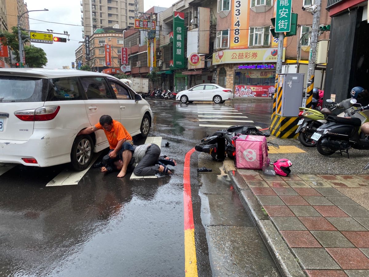 ▲今（31）日上午，桃園市龍安街一輛轎車打算右轉，疑似與熊貓外送員發生擦撞車禍，隨後兩人爆發激烈肢體衝突。（圖／翻攝畫面）