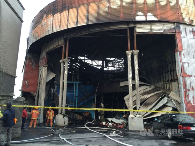 ▲桃園市新屋保齡球館2015年1月20日發生大火，造成6名消防員殉職。（圖／中央社）