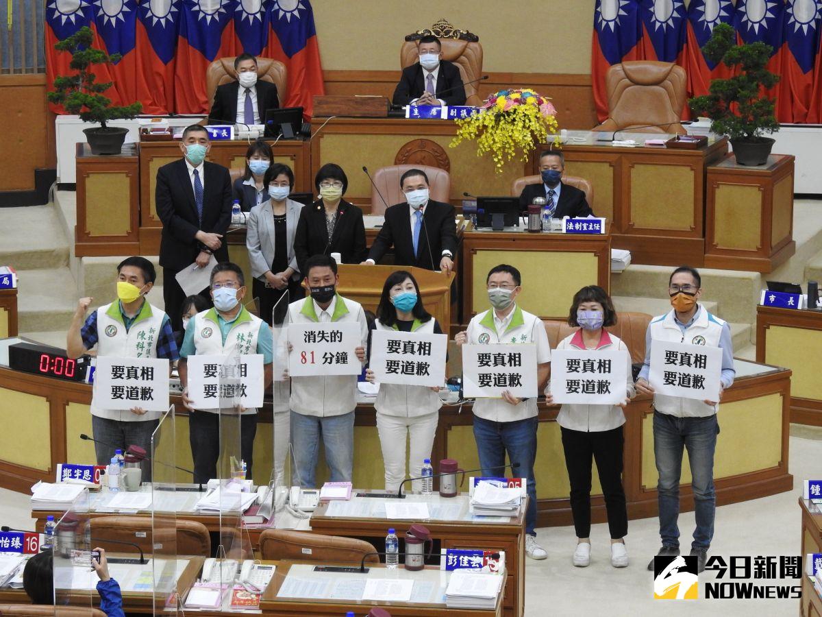 ▲民進黨新北市議會黨團總召陳啟能、李倩萍、李坤城、陳科名、賴秋媚、蘇錦雄以及林銘仁等人，舉牌怒吼「消失的81分鐘，要真相、要道歉！」（圖／記者陳志仁攝，2022.05.31）