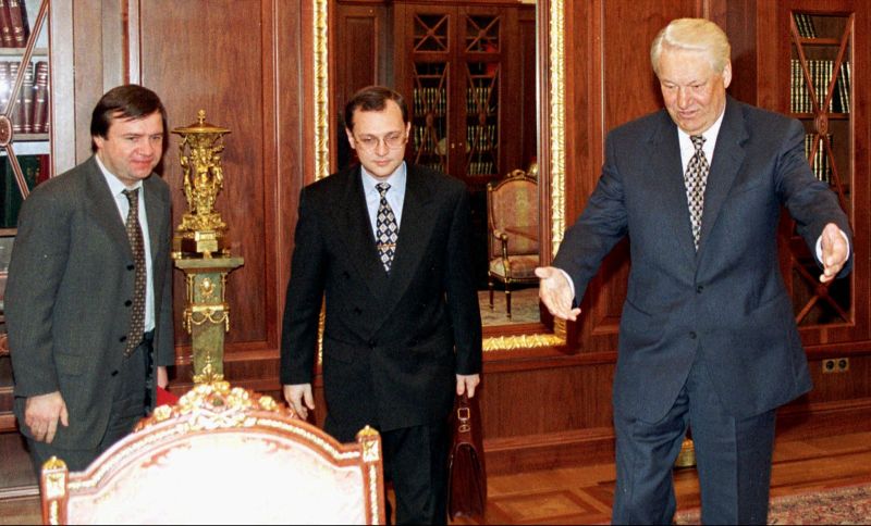 ▲曾扶植蒲亭（Vladimir Putin）上位的前俄羅斯領導人葉爾欽（右），其女婿尤馬謝夫（左）據傳已辭去克里姆林宮顧問職務。資料照。（圖／美聯社／達志影像）