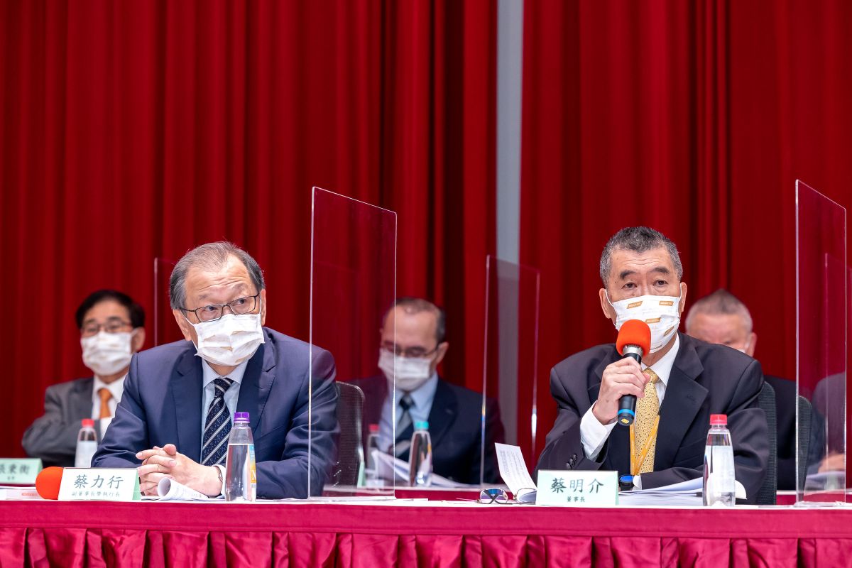 ▲小股東憂市場雜音影響消費端，聯發科董座蔡明介（圖右）表示，長期需求不會消失。圖左為副董暨執行長蔡力行。（圖／聯發科提供）