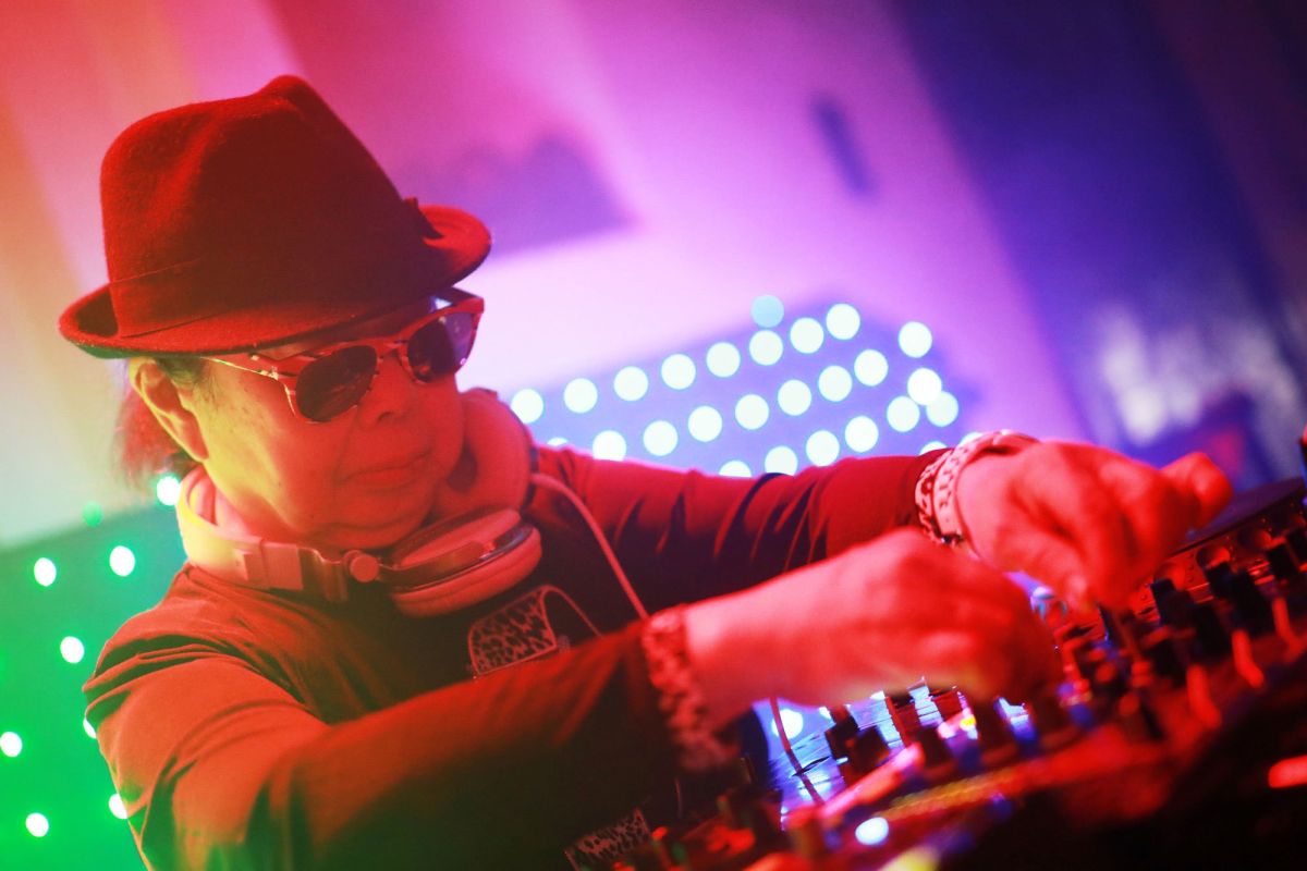 ▲年過80的岩室純子在東京新宿夜店工作，是史上最高齡DJ。（圖／翻攝自@TIPSY_Girls推特）