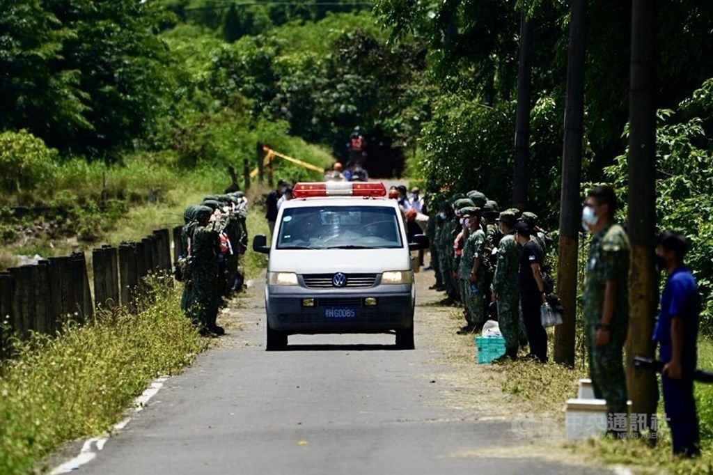 ▲高雄空軍官校一架AT-3教練機31日上午在高雄市岡山墜毀，少尉飛官徐大鈞殉職。圖為徐大鈞遺體由救護車送往殯儀館，在場同袍列隊敬禮，送徐大鈞最後一程。（圖／中央社）
