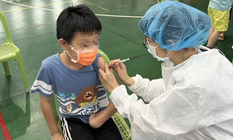 ▲中正紀念堂兒童疫苗接種站遭批冷清，台北市長柯文哲今天建議收起來。（示意圖／翻攝畫面）