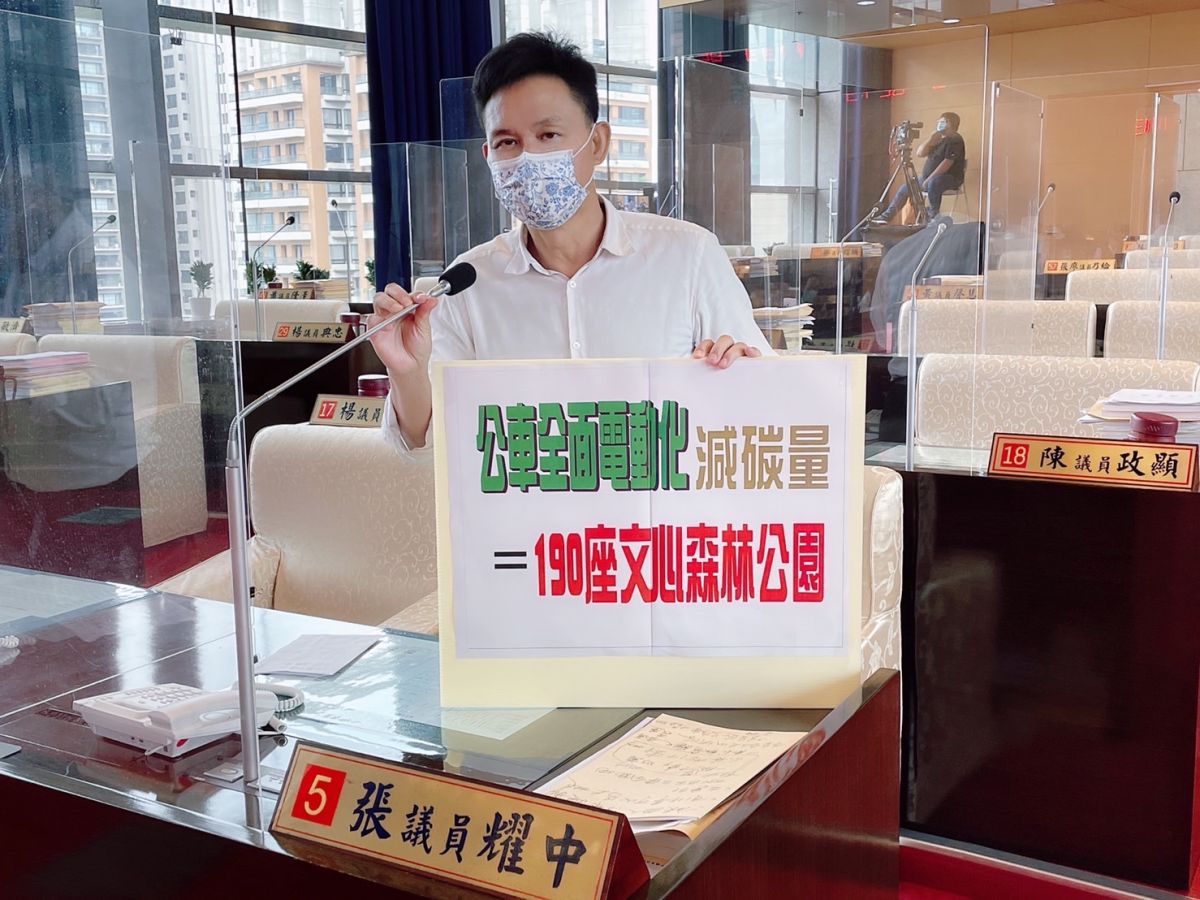 ▲議員張耀中要求，市府極積配合交通部獎勵方案，將台中市現有1345輛柴油公車全面汰換為電動公車(圖／柳榮俊攝2022.5.31)