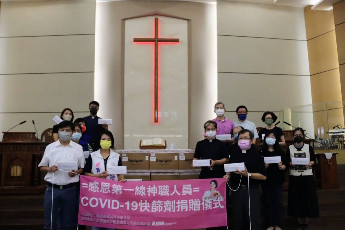 ▲黃偵琳特別向企業募集1600支快篩劑分送給左營楠梓15間教會以及地區清潔隊。（圖／翻攝畫面）