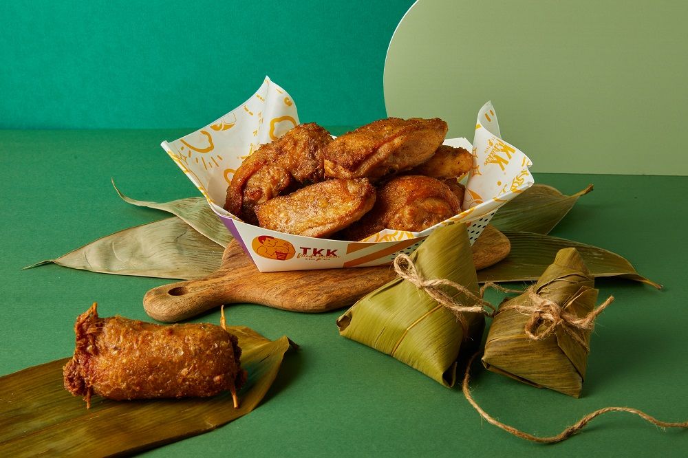 ▲端午節別再用肉粽戰南北，頂呱呱回歸「一斤雞」優惠，連假6/1～6/5一次限時5天，秤重滿600克的經典原味炸雞，配上人氣地瓜薯條只要220元，還可以49元銅板加購價爽吃呱呱包或德式香腸。吃bb.q CHICKEN韓式炸雞贈送「炸物三選一」，一路吃到6月底。 （圖／頂呱呱提供）