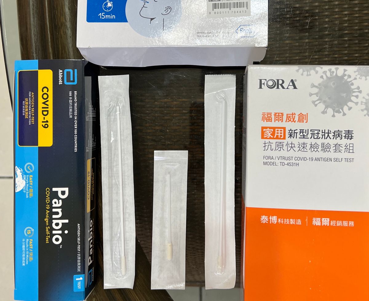 ▲沈采穎藥師表示，每一家快篩的拭子材質和試液都不相同，都是針對專屬試劑進行「臨床準確度的測試」，不能隨意更換或是用自家棉棒會影響快篩的正確性。(圖／記者周淑萍攝)