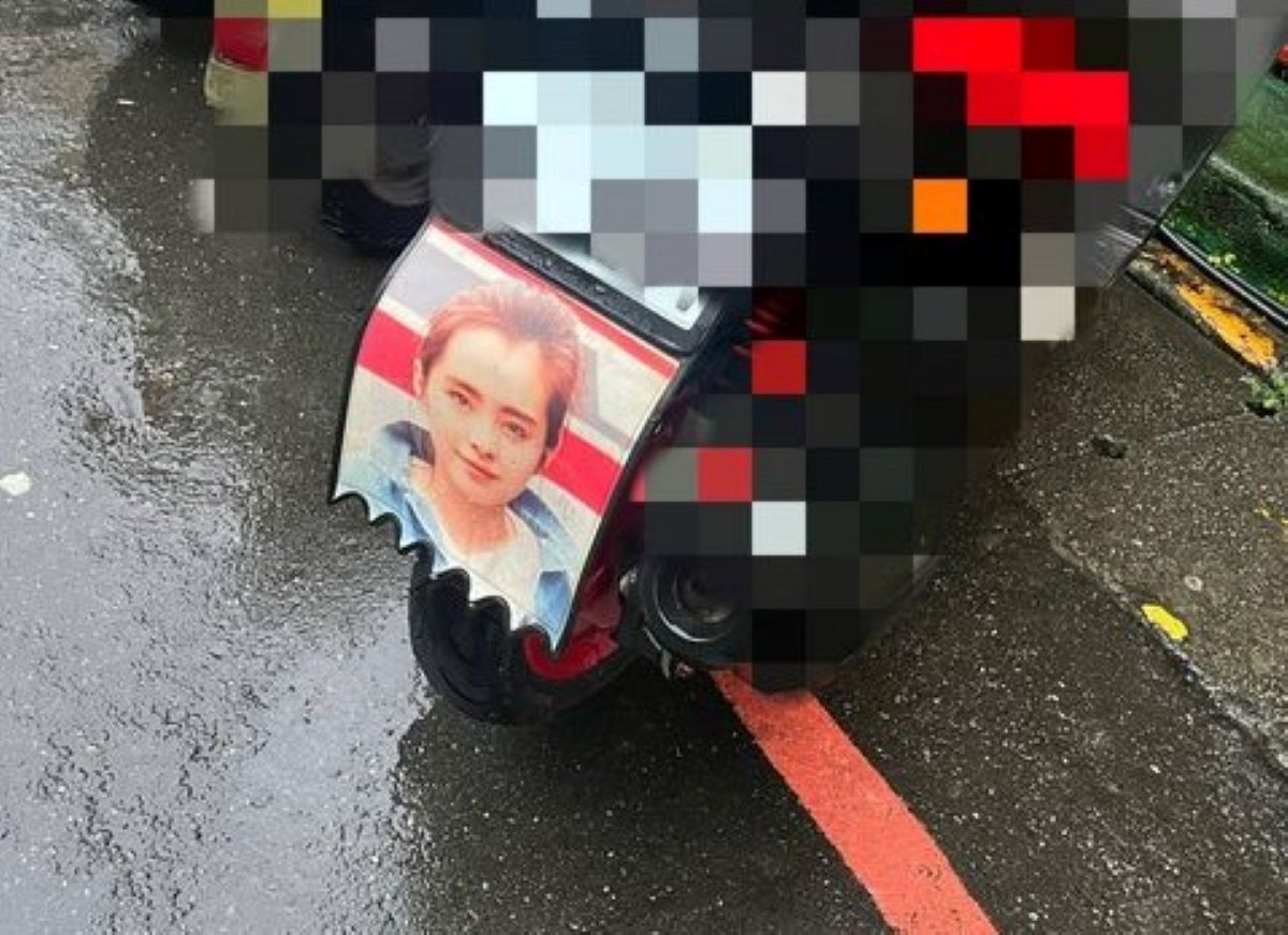 ▲有網友發現機車擋泥板上出現一位絕美女神，卻尷尬認不出身分，因而發文詢問答案，卻引來鐵粉驚呼「我老了嗎？」（圖／翻攝PTT）