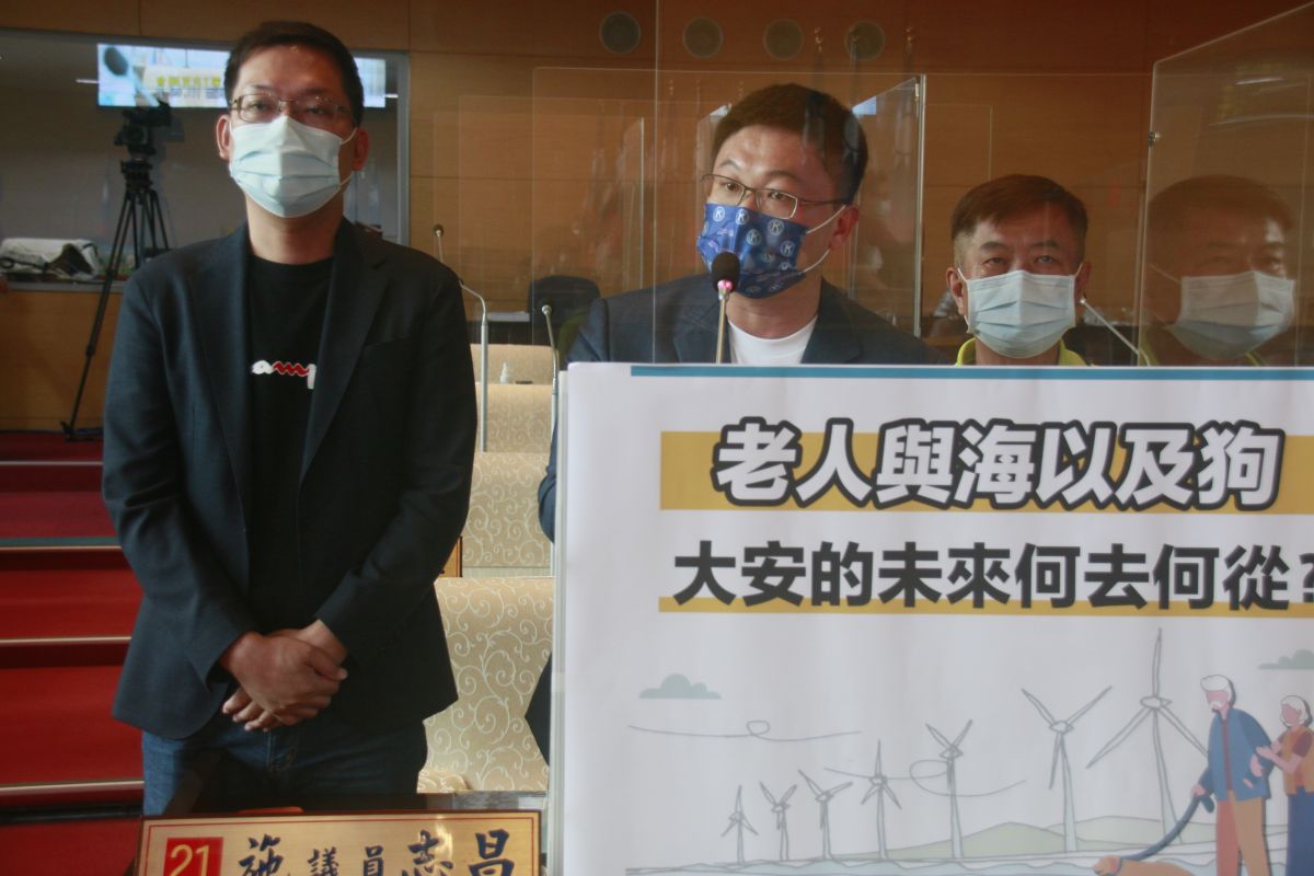 ▲中市議員施志昌質詢指出，國土計畫實施後，卻看不到中市府的配套措施，大安區剩下老人與海以及狗(圖／柳榮俊攝2022.5.31)