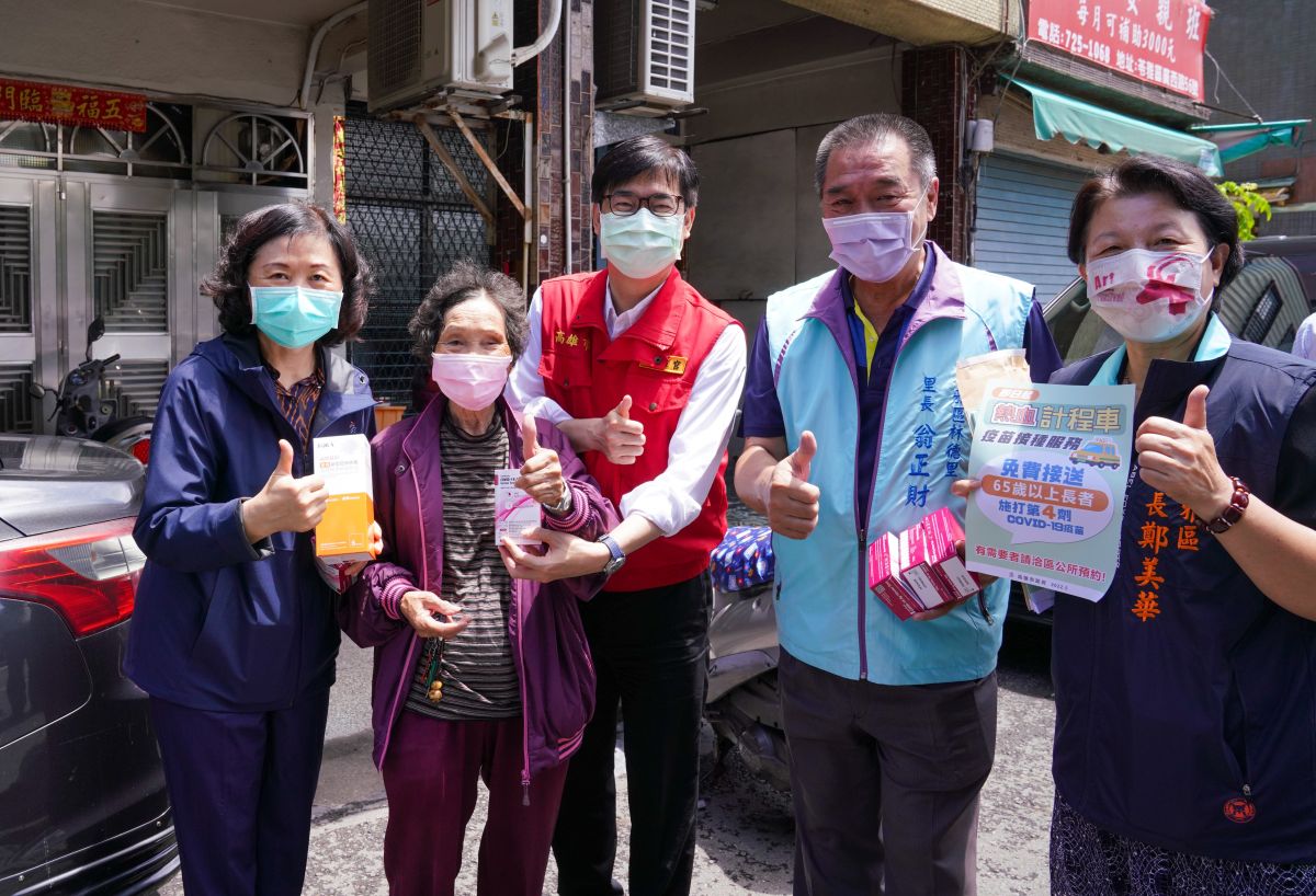 ▲高雄市長陳其邁今（31）日提早至苓雅區林德里發放快篩。（圖／高雄市政府提供）