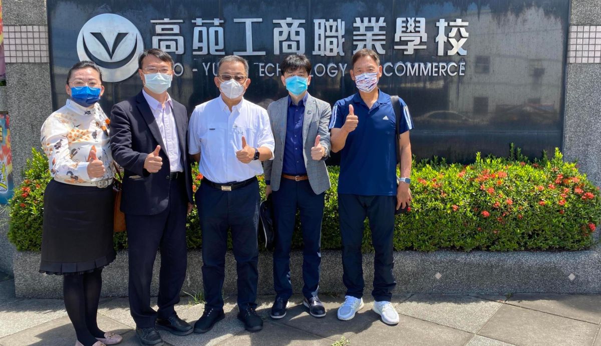 ▲運發局侯尊堯局長與台鋼雄鷹劉東洋領隊近日接連前往高雄棒球基層學校拜訪高苑工商余政憲董事長、李來發總教練。（圖／高雄市運發局提供）