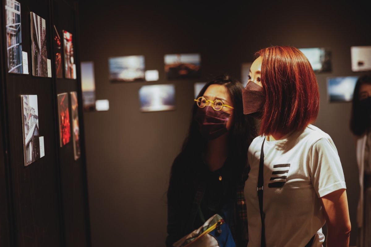 ▲光雕女神陳怡潔（左）、爵士鋼琴家許郁瑛（右）參觀師大附中、景美女中攝影聯展，力挺學弟妹！（圖／文化總會提供）