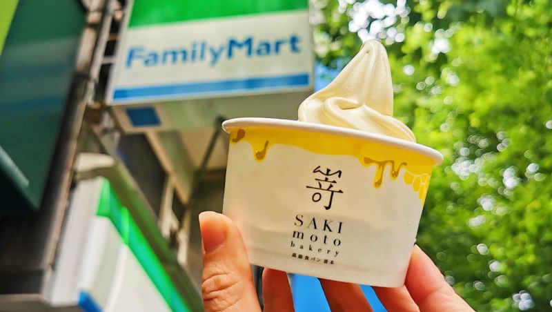 ▲全家超商和日本生吐司品牌嵜本SAKImoto Bakery合作，推出全新口味「蜜蜜開心果霜淇淋」，並搭配聯名紙杯搶攻IG版面。（圖／業者提供）