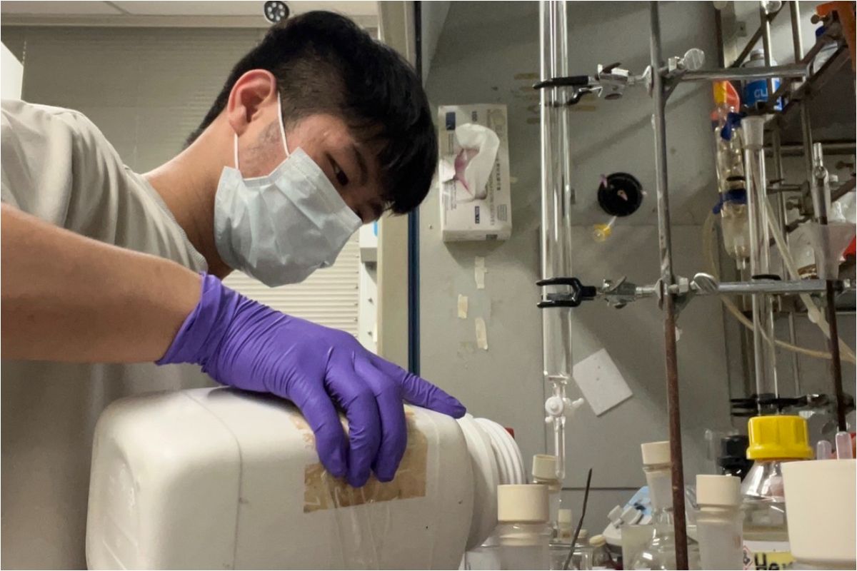 ▲新住民阿偉經常在學校實驗室做研究。（圖／移民署提供）