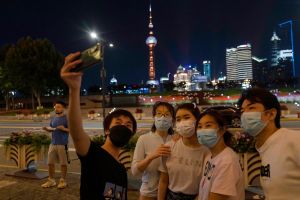▲中國上海市經歷兩個月的封城疫情防控，於6月1日迎來全面解封。（圖／美聯社／達志影像）