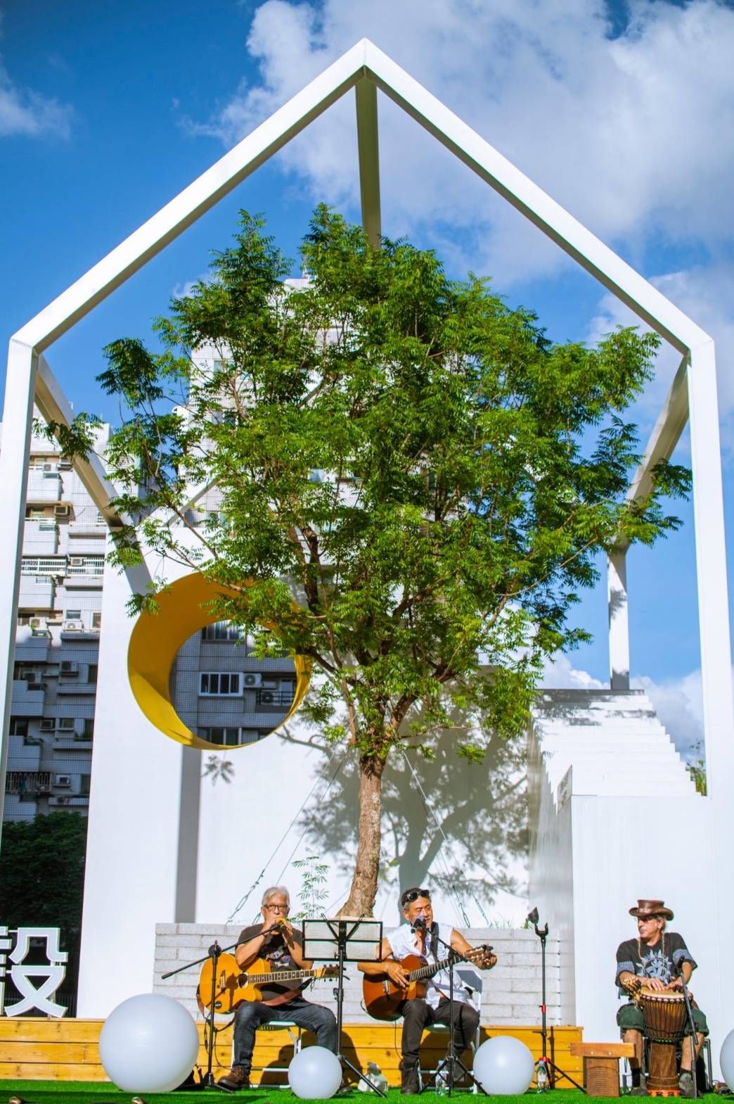 ▲台中鉅日建設為新建案打造的小白屋建築地景，即將於六月拆除，鉅日特辦音樂會與民眾共創美麗回憶。（圖／鉅日提供）