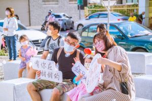 「小白屋」將拆除 鉅日辦「小石音樂會」共創美麗回憶 ▲鉅日建設於五月底舉辦「小石音樂會」,吸引附近居民扶老攜幼參與同樂。(圖/鉅日提供)