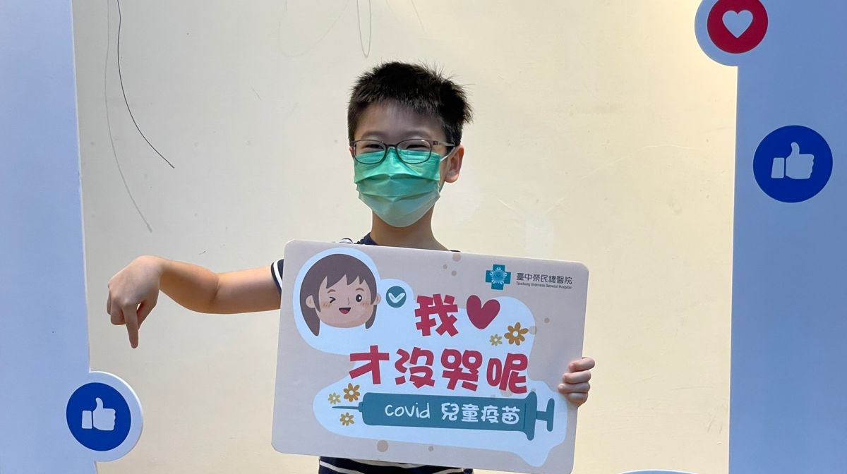 ▲小朋友開心舉著「我才沒哭呢」圖卡拍照留念。（圖／台中榮總提供，2022.06.01）