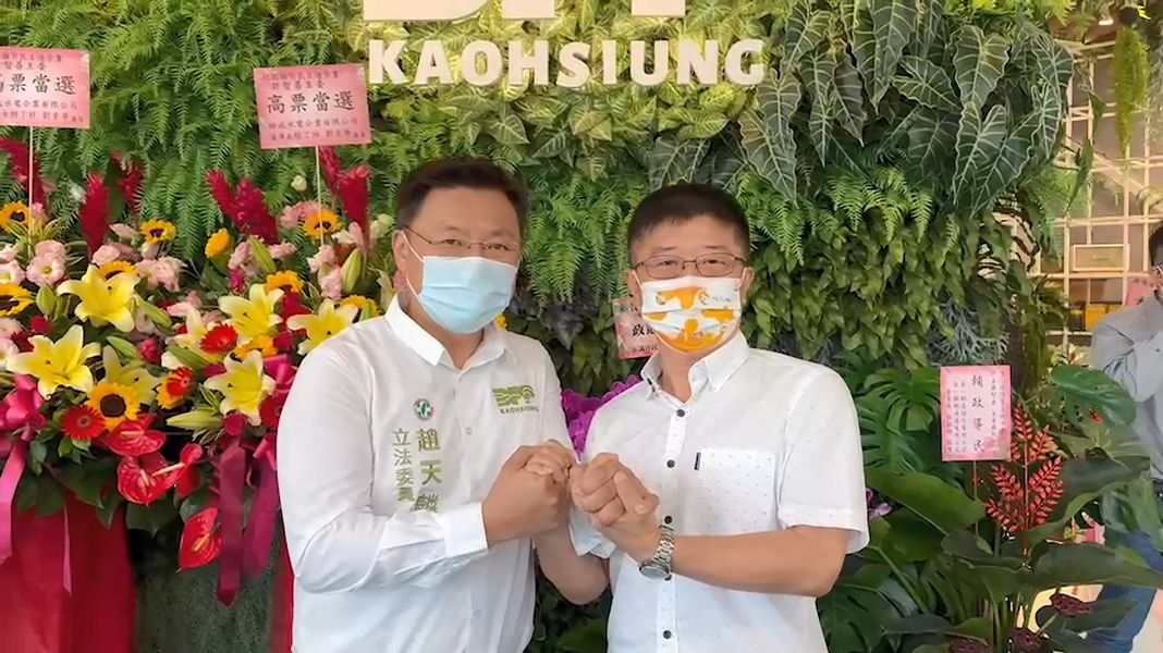 ▲民主進步黨高雄市黨部新、舊任主委今天交接，立委趙天麟（左）卸下兼任主委職務交給新任主委許智善（右）。（圖／民進黨高雄市黨部提供）