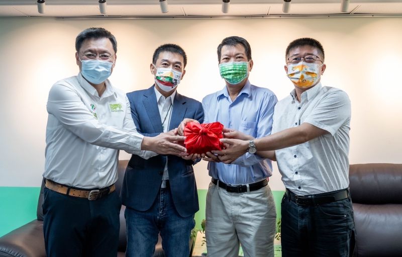 ▲民主進步黨高雄市黨部新、舊任主委今天交接,立委趙天麟(左一)卸下兼任主委職務交給新任主委許智善(右一)。(圖/民進黨高雄市黨部提供)