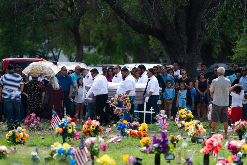 ▲美國德州尤瓦爾迪鎮（Uvalde）安葬校園槍擊案遇害的19名小學孩童。（圖／美聯社／達志影像）