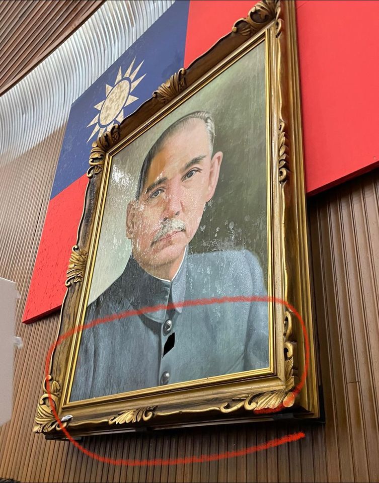 ▲國民黨立委在立院議場丟杯水砸破孫中山遺像,蔡易餘認為,該油畫拿去拍賣一定可以賣得好價錢,因為可以見證國民黨放棄神主牌的歷史時刻。(圖/翻攝自賴品妤臉書)