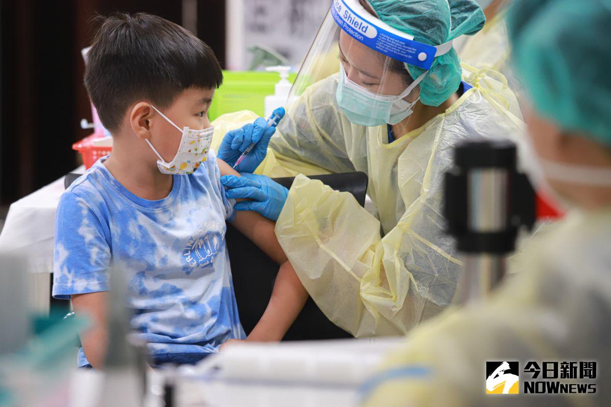 ▲專家認為，高風險如年長者、無疫苗可打的幼兒，兩個年齡層極端族群仍要持續戴好口罩。（圖／記者葉政勳攝 , 2022.06.01）