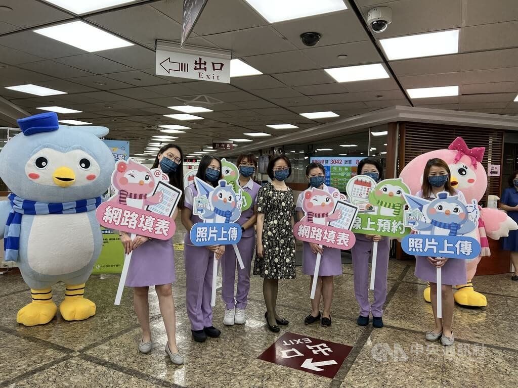 ▲領務局1日舉行「申辦護照網路填表及照片上傳系統」啟用記者會，現場請出可愛的代言吉祥物波鴿。（圖／中央社）