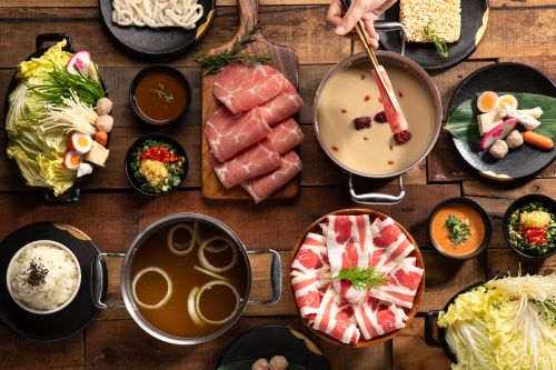 ▲肉多多火鍋放大絕，超狂外帶防疫家庭餐跟疫情拚了。（圖／樂多多集團提供）