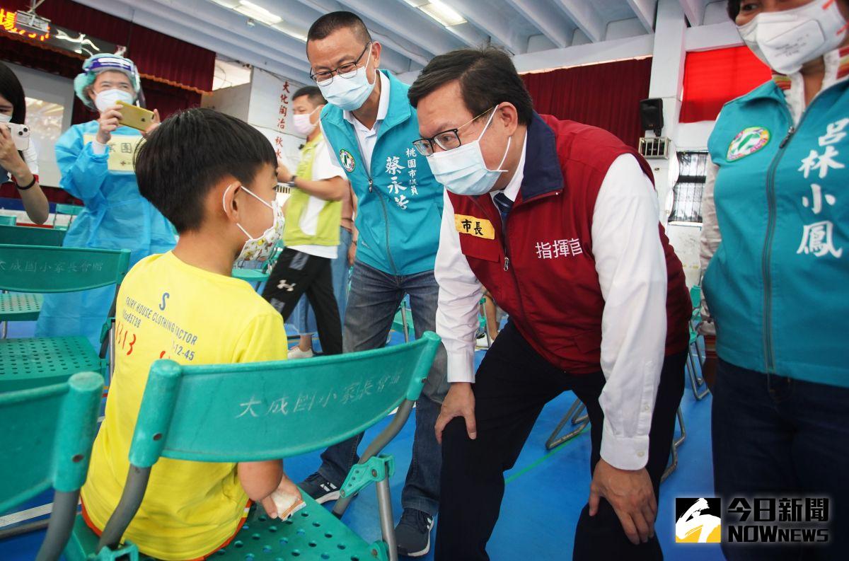 ▲鄭文燦說明，3天端午連假，巨蛋體育館大型接種站每日上午8時至下午4時（中午休息1小時）仍繼續提供接種服務。（圖／記者李春台攝，2022.06.01）