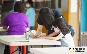 桃園兒童BNT快打站 ▲家長們普遍反應「趕快打才安心」,因為疫苗接種後還得等14天才能產生抗體,反正早晚都要接種疫苗,能早點接種就早點打完。(圖/記者李春台攝,2022.06.01)
