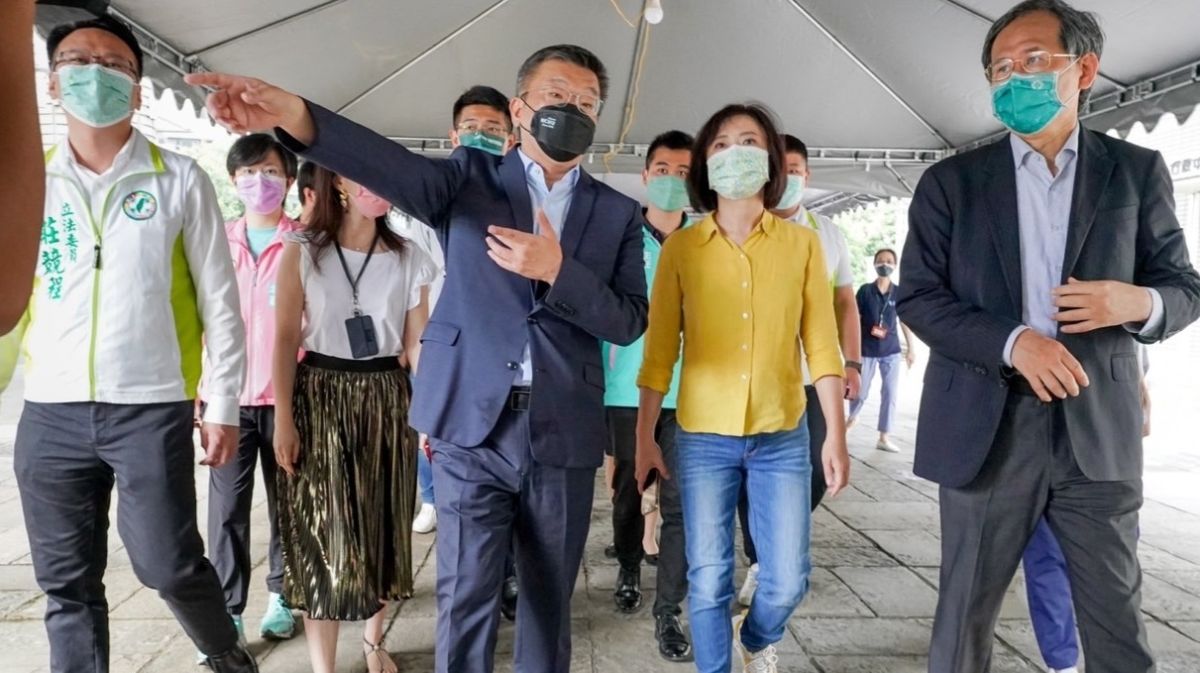 ▲莊競程（左起）、蔡其昌、何欣純等綠營立委，上午到科博館的大型接種站視察兒童疫苗施打情形。（圖／蔡其昌辦公室提供，2022.06.01）