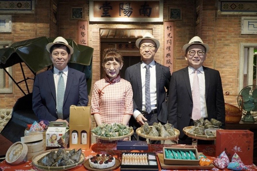 ▲遠東百貨總經理徐雪芳，與營運長林彰豐(左起)、企畫長劉志成、超市餐飲部協理陳佑任以及經營團隊嚴選端午佳品，備貨量充足，陪伴大家歡欣過節。（圖／品牌提供）