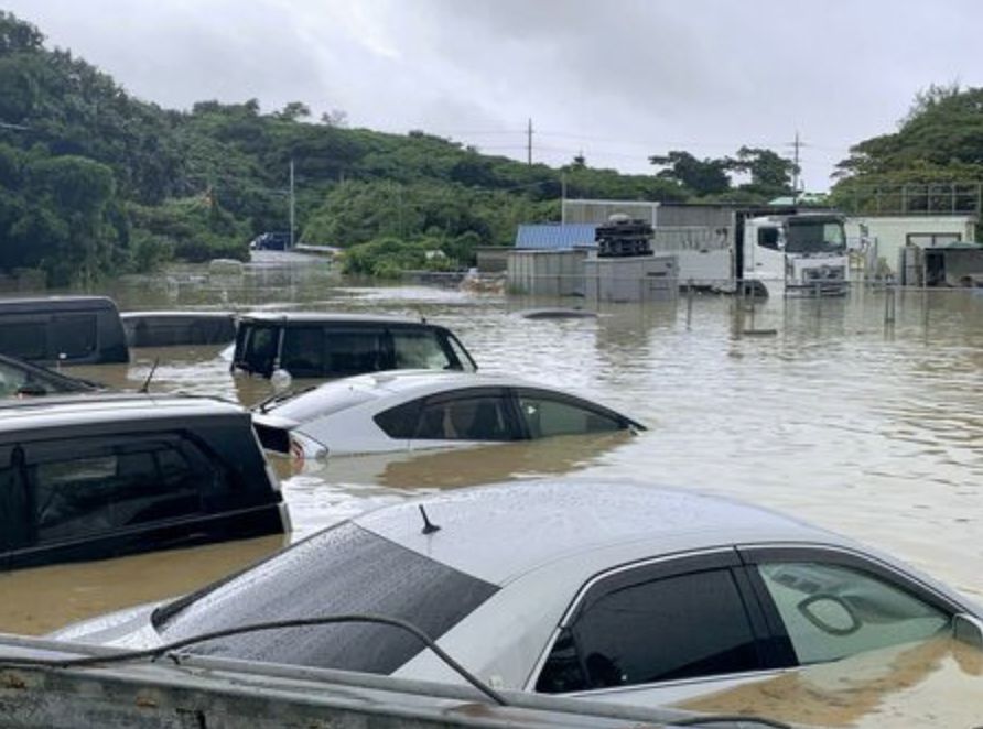▲今年第11號颱風軒嵐諾威力已增強為日本氣象廳定義的「猛烈颱風」，屬最強等級颱風，暴風已在日本沖繩北大東島創下8月觀測史紀錄。根據預測，軒嵐諾影響沖繩時間將拉長。示意圖。（圖／翻攝自沖繩Times）