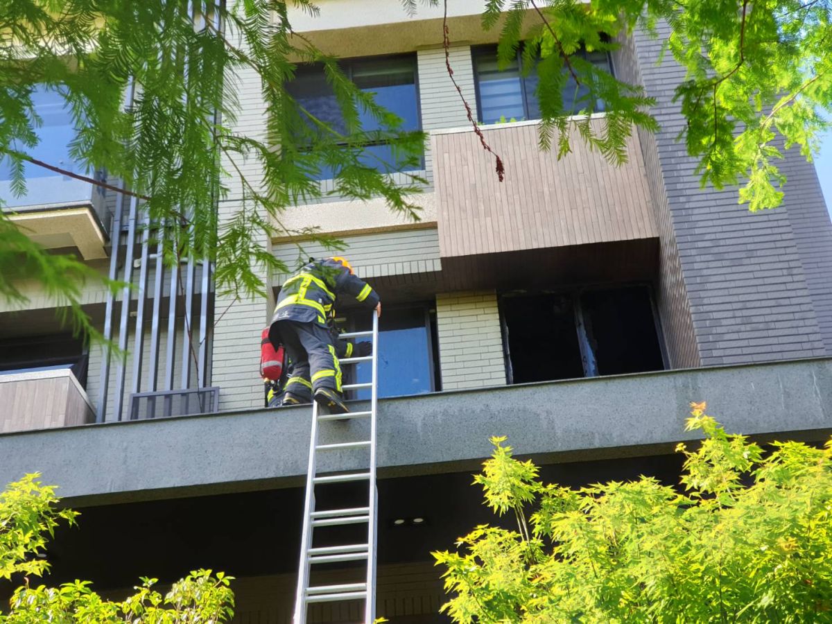 ▲警消入內搜索後，發現屋內有一具屍體，詳細情形還有待調查。（圖／翻攝畫面）