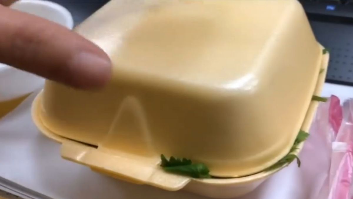 ▲以前的早餐店漢堡包裝，保麗龍盒勾起大家回憶。（圖／爆廢公社）