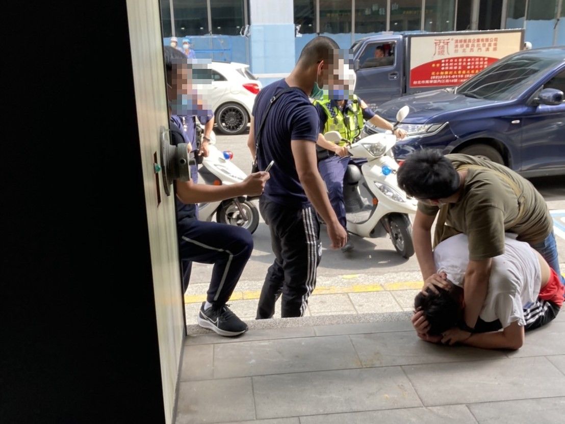 ▲過程中，犯嫌試圖衝撞警方，現場警員見狀立刻連開2槍示警，並逮捕該名犯嫌。（圖／翻攝畫面）