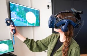 ▲元宇宙拓展虛擬實境搭配VR等穿戴裝置讓用戶可以有沉浸式的體驗。示意圖（圖／美聯社／達志影像）