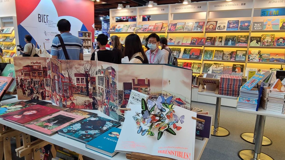 ▲台北國際書展明起在台北世貿中心一館舉行，文化部今（1）日帶領媒體搶先看，法國館展出漫畫、童書等2000本書。（圖／記者李琦瑋攝，2022.06.01）