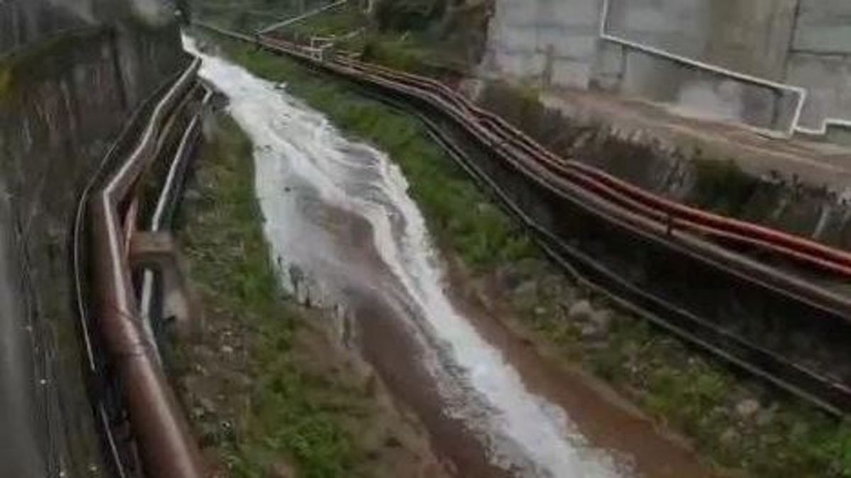 ▲貴州茅台鎮一酒廠起火，導致大量醬酒洩漏，居民表示河裡飄出酒香。（圖／翻攝自瀟湘晨報）