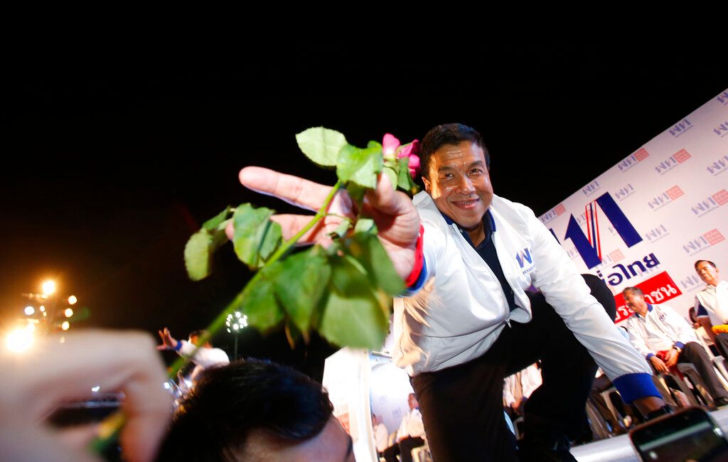▲曼谷新任市長查察（Chadchart Sittipunt）今天就職，市民對挾著高人氣上台的查察有高度期待。（圖／美聯社）
